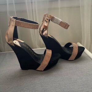 Rose gold and black wedge